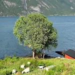 By The Fjord Øksendalsøra